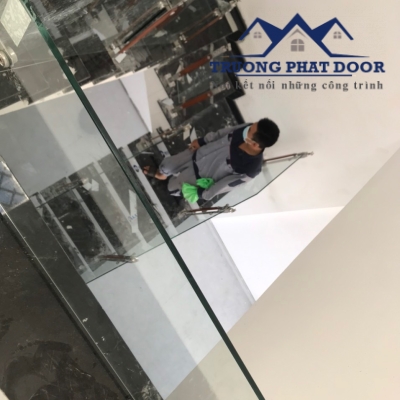 Lan can kính cường lực 01