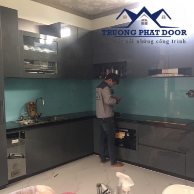 Thi công kính ốp bếp 