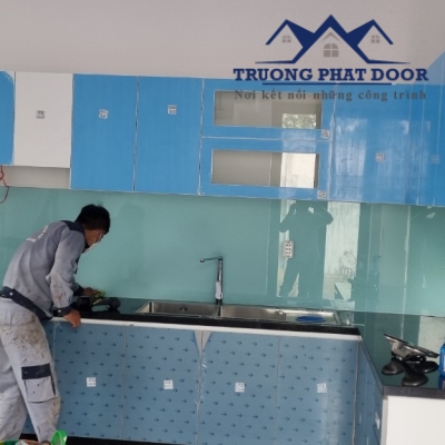 Thi công kính ốp bếp đồng xoài