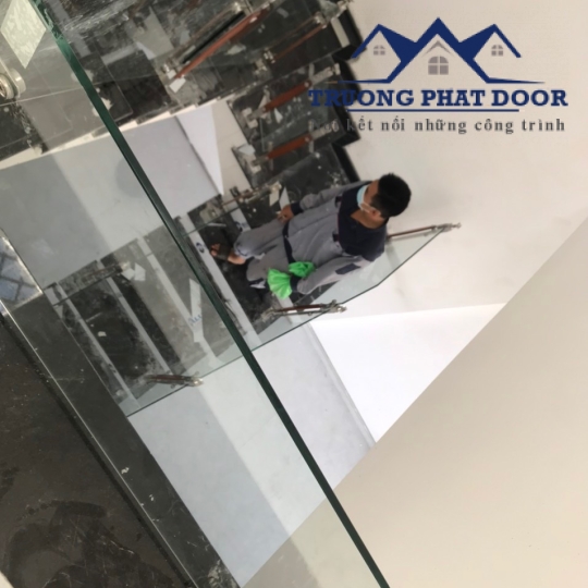 Lan can kính cường lực 01