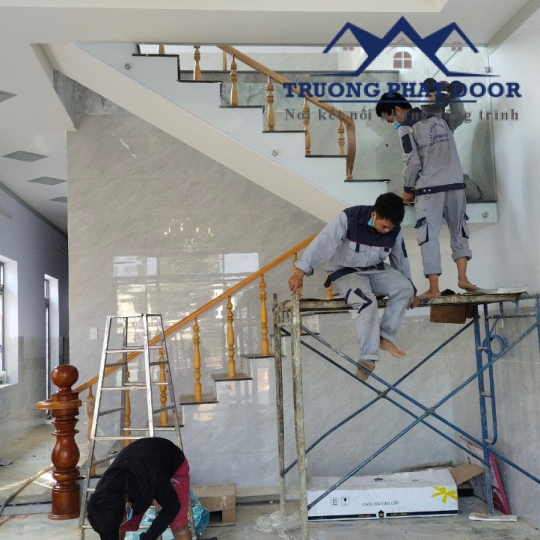 Cầu thang kính cường lực 01