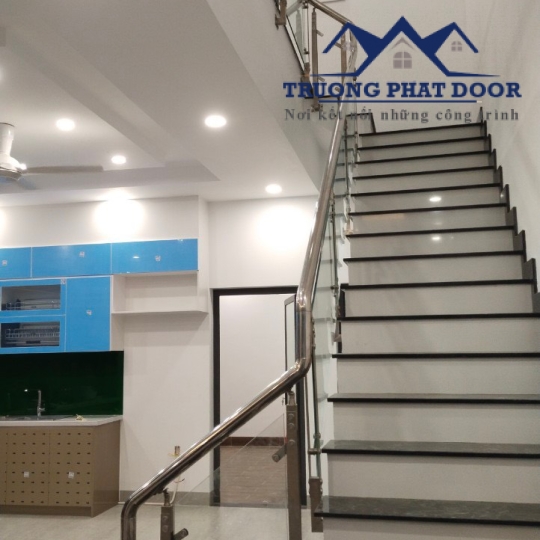 Cầu thang kính cường lực 01