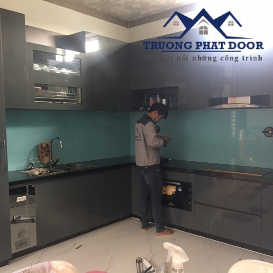 Thi công kính ốp bếp 