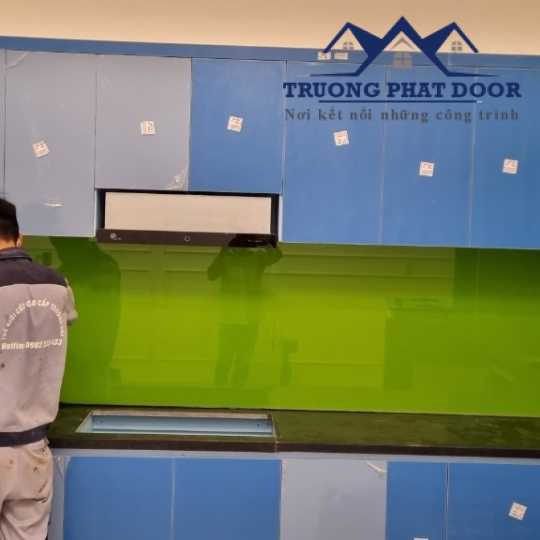 Thi công kính ốp bếp bình phước